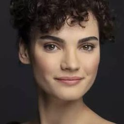 Nazlı Senem Ünal 飾演 Sekreter