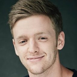 提穆爾·巴特爾斯 - 小刺蝟與魔法水石演員 飾演Amaroo (voice)