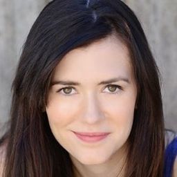 Laura Adkin 飾演 Jenny