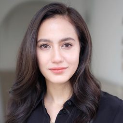 佩維塔·皮爾斯 - 亂世情詩演員 飾演Yuli