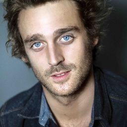 Jérémie Loiseau 飾演 Le garçon à la bibliothèque