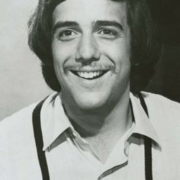 Wes Stern 飾演 Kenny