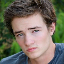 CJ·亞當斯 飾演 Young Ford