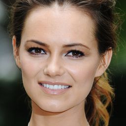 Kara Tointon 飾演 Olivia