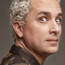 拉菲爾·波圖格 - 尋羊勇探演員 飾演Robson