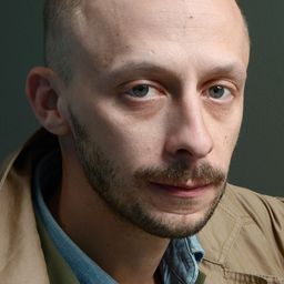 Maxwell McCabe-Lokos 飾演 Ludovic Chevalier