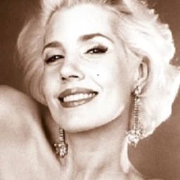 Pamela Stonebrook 飾演 Queen