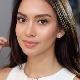 Karina Nadila 飾演 Mona