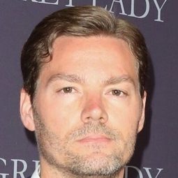 Chris Meyer 飾演 Bruce