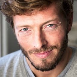 Guillaume Dolmans 飾演 Max Van Dender