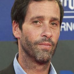 Juan Pablo Shuk 飾演 Augusto Lora