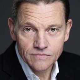 Michael McKell 飾演 John Faulkner