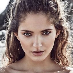 Sara Sandeva 飾演 Penny Savage