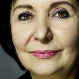 İnci Şen 飾演 Remziye