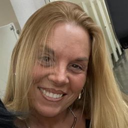 Lynn Marocola - 丹尼爾不是真的演員 飾演FDNY Paramedic (uncredited)