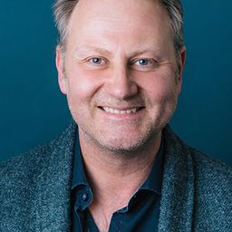 Dickon Tyrrell 飾演 Fingal MacLeod