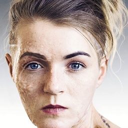 Vicky Knight 飾演 Franky