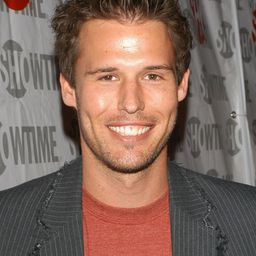 Alex Nesic 飾演 Robert Stevens