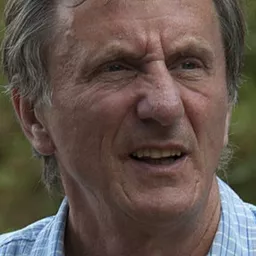 David Leland 飾演 First Officer