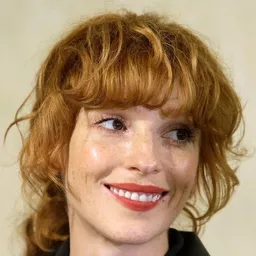 薇卡·柯瑞克斯 飾演 Dóra