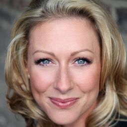 Faye Tozer 飾演 