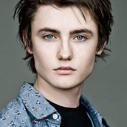 Spencer MacPherson 飾演 Zach