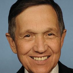 Dennis Kucinich 飾演 Self