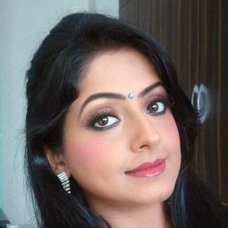 Pramodini Pammi 飾演 Ganeshan's Wife