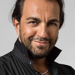 Claudio Sgura 飾演 Baron Scarpia