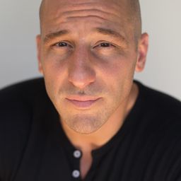 Dale Pavinski 飾演 Vin Serento