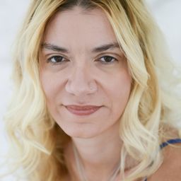 Genoveva Rossi 飾演 Genoveva the Psychic