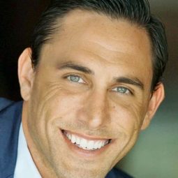 Anthony Triceri - 海邊別墅演員 飾演Order Guy