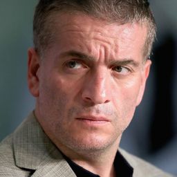 穆拉·虔吉 飾演 Çetin