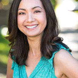 Jae Suh Park 飾演 Sue