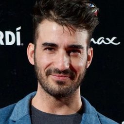 Israel Rodríguez 飾演 