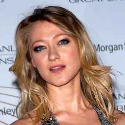 Siobhan Hewlett 飾演 Mina's Mother