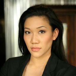 Amy Le 飾演 Janine