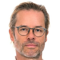 佳·皮雅斯 - 我為君狂演員 飾演Drumstrings Casey