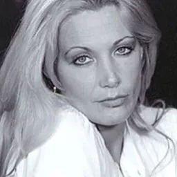 Loreta Tovar - High Voltage演員 飾演Passport model