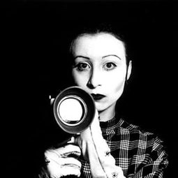 Katerina Thomadaki 飾演 N°9