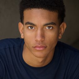 Jordan Austin Smith 飾演 Jason Irvine