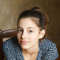 Mia Kasalo 飾演 Amelie