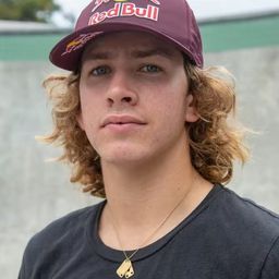 Jagger Eaton 飾演 D.J.