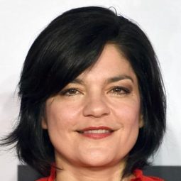 賈思敏·塔巴塔拜 飾演 Dr. Murtsakis