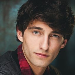 Dallas Hart 飾演 Friend