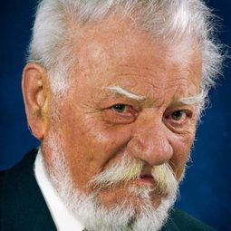 Ernest Maftei 飾演 Nea Fane