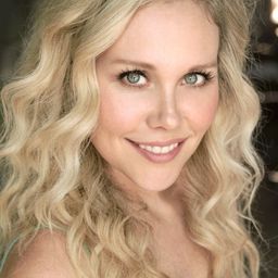 Amanda Baker 飾演 Betsy