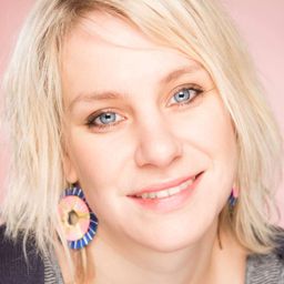 珍妮·蘭斯福 飾演 Mae