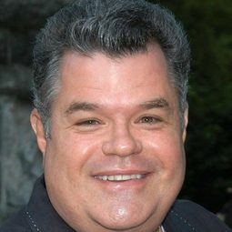 麥可·巴達路卡 - 缺席的男人演員 飾演Frank