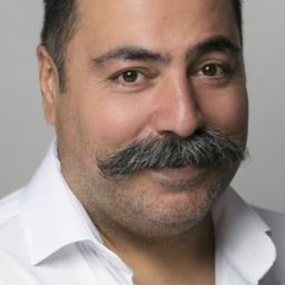 Yüksel Ünal 飾演 Arif